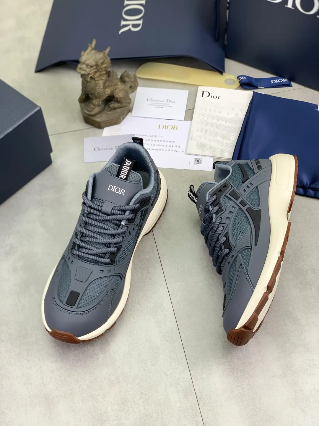 Men's Men's Shoes P600💰💎💎💎Top quality DIOR men's low-top sneakers series Newly launched this season, this low-top sneaker is one of the flagship styles of the series. Crafted from cowhide leather uppers combined with mesh and white technical fabric, it's finished with reflective graphic logos. Featuring logos on the heel and tongue, the extra-light sculpted rubber sole with signature embellishments enhances style, and internal stretch details create an ideal comfort fit that pairs well with a variety of casual looks. Shows fashionable and modern sports style Size:39-45 (38 46 customized)